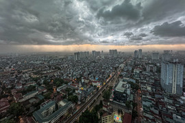 Hà Nội mưa dông, gió giật liên hồi, bầu trời tối đen giữa ban ngày