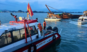 Thủ tướng yêu cầu huy động lực lượng cứu nạn nhanh nhất vụ lật tàu tại Hạ Long