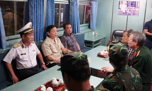 Phó Thủ tướng Trần Hồng Hà tới hiện trường vụ lật tàu chỉ đạo công tác cứu hộ