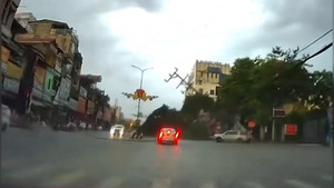 Khoảnh khắc dông lốc quật ngã cây xanh, cột điện trên đường