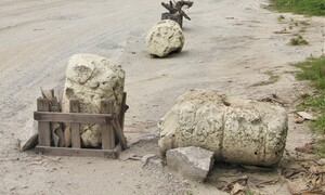 Đường nát như tương, dân dựng vật cản chặn xe tải trọng lớn