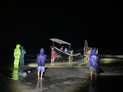 Hàng loạt thuyền bè của ngư dân Nghệ An - Hà Tĩnh gặp nạn trên biển