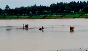 Cứu hai anh em ruột ở Quảng Ngãi suýt chết đuối trên sông Đăk Bla