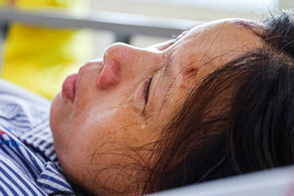 Nạn nhân vụ lật tàu: 'Tôi cùng 2 người bám vào ghế gỗ hơn 3 tiếng trên biển'