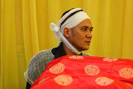 Người đàn ông gục ngã bên linh cữu bố mẹ và vợ, con thơ vẫn mất tích ngoài biển