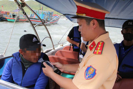 Thuyền trưởng, chủ tàu ở Khánh Hòa lúng túng khi công an kiểm tra đột xuất
