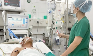 Người đàn ông gặp nạn sau cú ngã từ mái nhà, cả gia đình rơi vào bế tắc