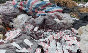 Đà Nẵng phạt công ty vứt hàng trăm vỉ thuốc ngổn ngang bên đường 97 triệu đồng