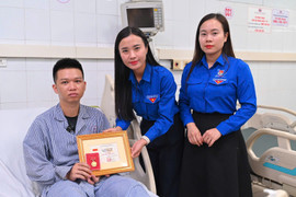 Trao huy hiệu Tuổi trẻ dũng cảm cho chàng trai cứu 4 người trong vụ lật tàu