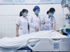 Thiếu nữ suýt chết vì chỉ ăn rau, uống thuốc nhuận tràng để vừa váy sinh nhật