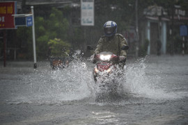 Trước giờ bão Wipha đổ bộ, đường phố Thanh Hóa ngập nặng, hàng quán im lìm