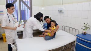Bé trai 2 tuổi ngã vào hồ cá Koi được cứu sống thần kỳ