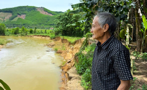 Sống chơi vơi bên mép sông, người dân Gia Lai thấp thỏm lo ‘hà bá’ nuốt nhà