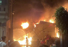 Cháy xưởng phế liệu lan sang khu trọ ở TP.HCM, lửa bùng phát dữ dội trong đêm