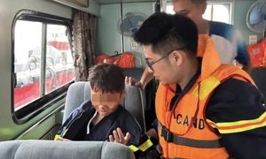 Bé 10 tuổi sống sót vụ lật tàu ở Vịnh Hạ Long được theo dõi tâm lý đặc biệt