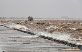 Nước vùng cửa sông ven biển dâng cao vượt mức lịch sử