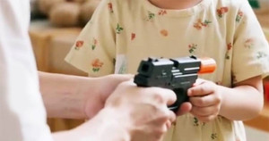 Bố mẹ tặng súng đồ chơi cho con, không ngờ khiến con bị thủng giác mạc, hỏng mắt