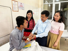 Đại học Hạ Long muốn đỡ đầu nam sinh mất 4 người thân trong vụ lật tàu