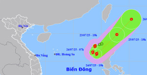 Biển Đông đón bão số 4 Comay