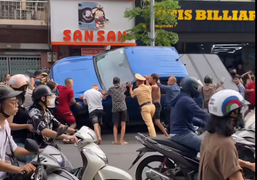 Ô tô bán tải tông liên hoàn ở Hà Nội, CSGT cùng người dân nâng xe cứu nạn nhân