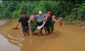 Công an Nghệ An vượt lũ, lội bùn đưa thai phụ đi sinh