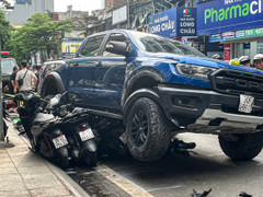 Hiện trường vụ xe bán tải lao lên vỉa hè, cuốn loạt xe máy vào gầm ở Hà Nội