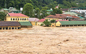 Mưa sầm sập nhiều giờ, nguy cơ lũ quét và sạt lở hơn 200 xã phường