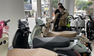 Cửa hàng xe điện ở TP.HCM tấp nập khách giữa thông tin chuyển đổi xe xăng