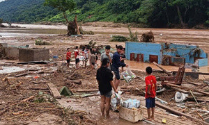 Mỹ Lý sau một ngày bị lũ cày nát: Người dân bới bùn tìm lại cuộc sống đã mất