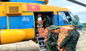 Trực thăng tiếp viện lương thực tại điểm cô lập ở 'rốn lũ' Nghệ An