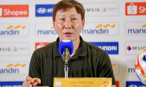 HLV Kim Sang-sik nhắn học trò: Vào chung kết, gặp đội nào cũng thắng được