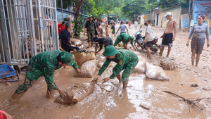 Chân đất băng rừng, bộ đội cùng dân dựng lại bản làng sau lũ