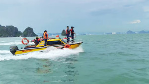 Được ủng hộ 50 triệu, đội cứu hộ vụ lật tàu Vịnh Xanh mong tìm chủ nhân để gửi lại