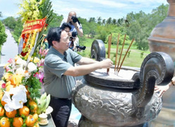 Thủ tướng dâng hương viếng các Anh hùng liệt sĩ tại Quảng Trị