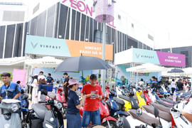 Sự kiện Đổi xăng lấy điện: Người dân Thủ đô xếp hàng thử xe và 'xuống tiền'