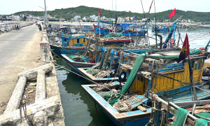 Cầu chực chờ đổ sập, ngư dân vẫn bất chấp neo đậu tàu thuyền