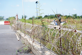 Cầu 400 tỷ ở Đồng Nai xây xong phải rào thép gai vì dẫn vào đường cụt