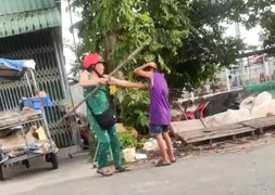 Phẫn nộ cảnh cô ruột đánh cháu dã man vì bán không hết vé số