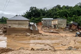 Lũ quét cuốn trôi 4 người ở Sơn La