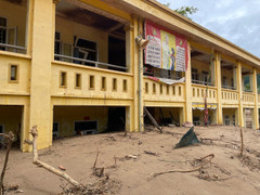 Ngôi trường bị vùi lấp sau lũ dữ, hiệu trưởng nghẹn ngào khi nhắc đến học sinh