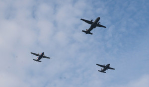 Ba máy bay Casa tạo đội hình mũi tên trên bầu trời chuẩn bị cho đại lễ A80