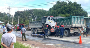Hai xe ben đâm thẳng vào nhau, tài xế tử vong