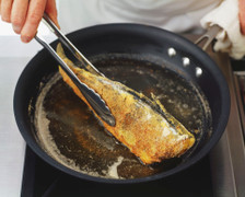 Nguyên tắc 'chảo nóng, dầu lạnh' khi rán cá