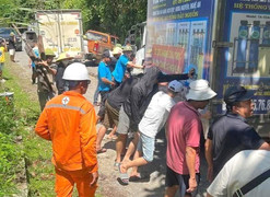 Tai nạn liên hoàn giữa 3 ô tô đang đi cứu trợ người dân vùng lũ ở Nghệ An