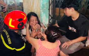 Giải cứu 5 người mắc kẹt trong căn nhà bốc cháy lúc nửa đêm