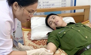 Đại uý Công an Hà Tĩnh hiến máu cứu cụ bà 95 tuổi bị suy tim, viêm ruột