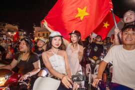 Dòng người 'đi bão' mừng U23 Việt Nam vô địch Đông Nam Á