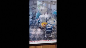 Khoảnh khắc nhân viên y tế ở Nga phẫu thuật cứu người bất chấp rung lắc động đất