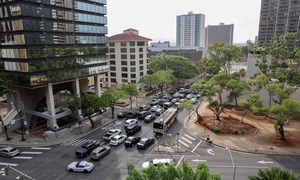Chạy sóng thần lịch sử, người dân, du khách ở Hawaii thức trắng đêm trong xe