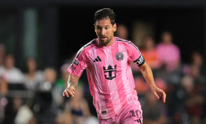 Messi 2 lần đối mặt thủ môn vẫn nhường đồng đội ghi bàn